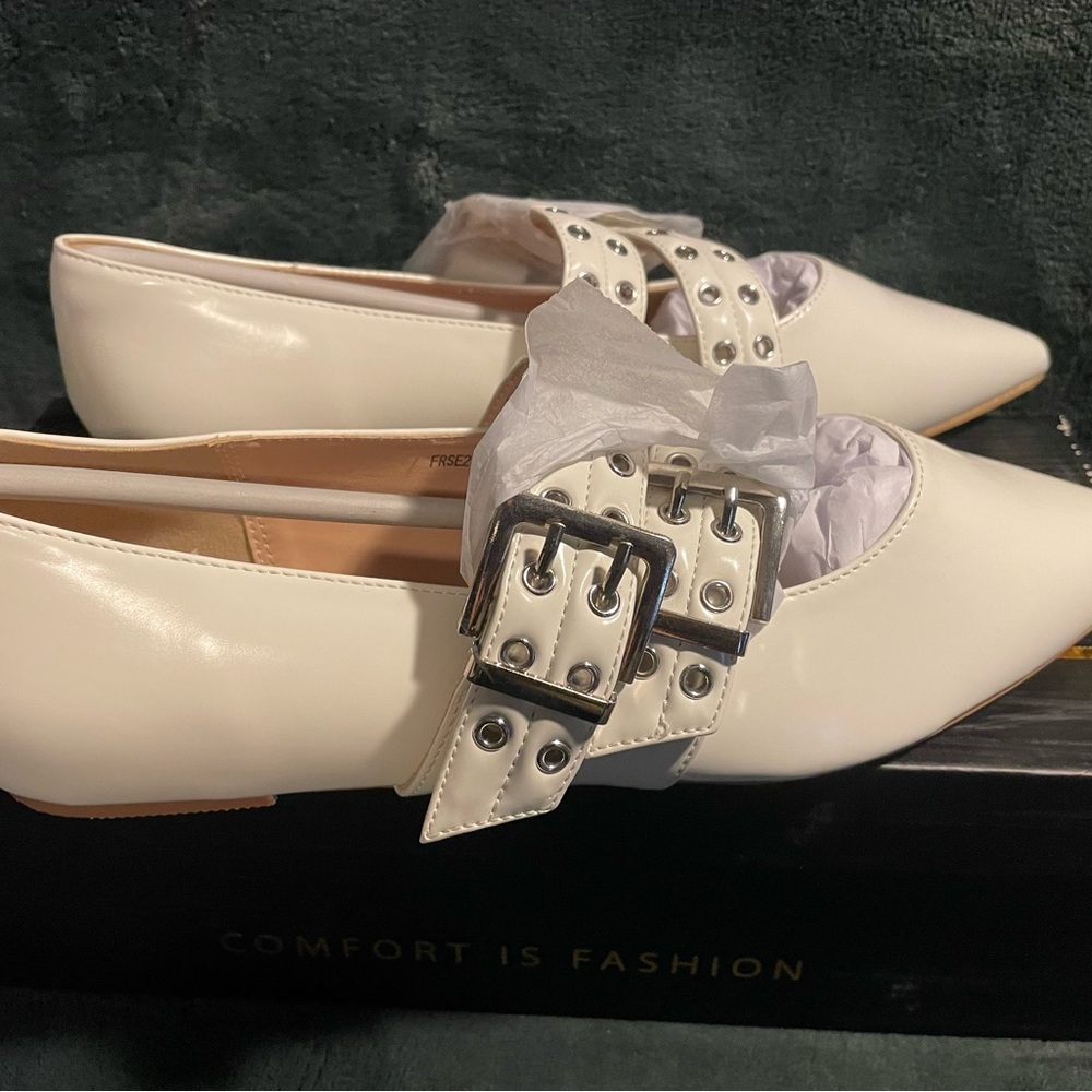 IDIFU White PU (bone) Buckle Mary Jane/Flats size 9.5